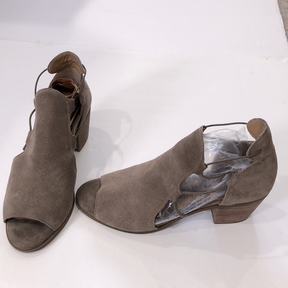Lucky Brand Shoes - Lucky brand women’s size 8 1/2 2” heel shoe color tan.